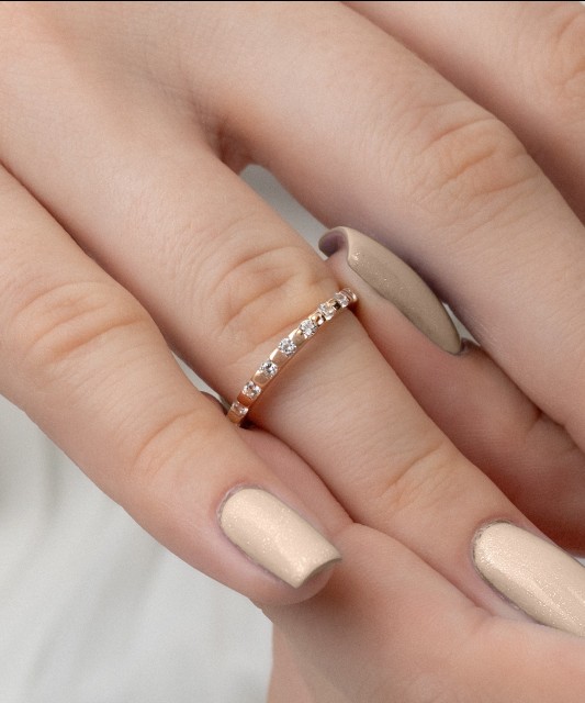 Gold ring with zircons