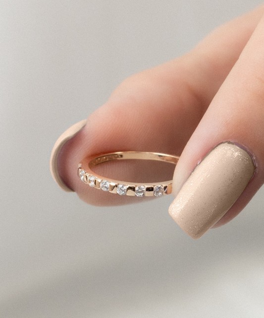 Gold ring with zircons