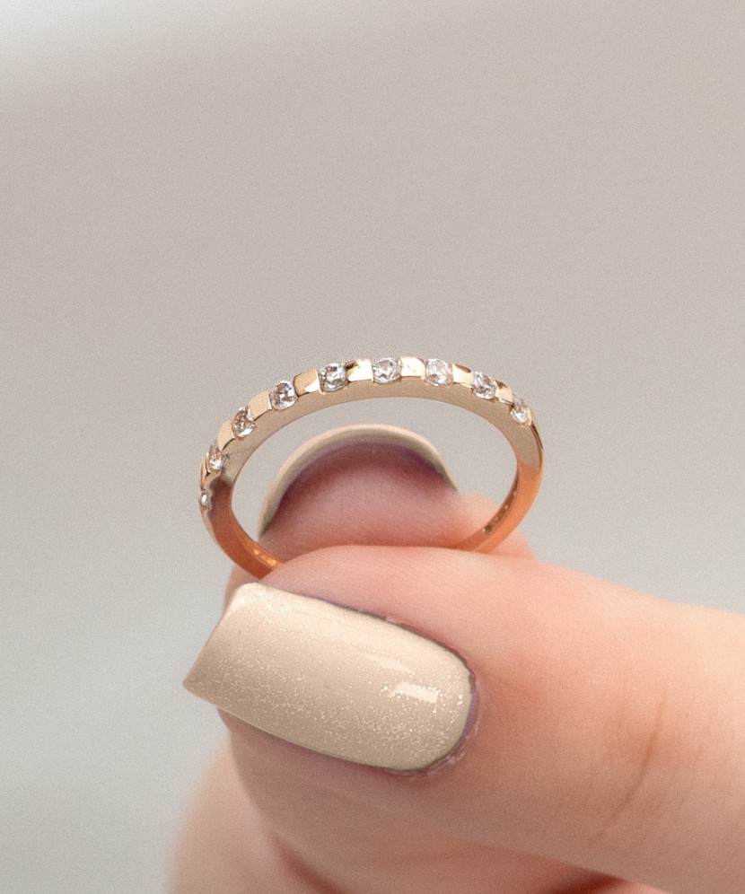 Gold ring with zircons