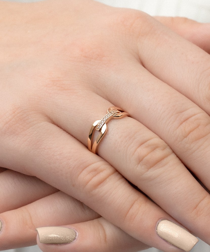 Gold ring with zircons