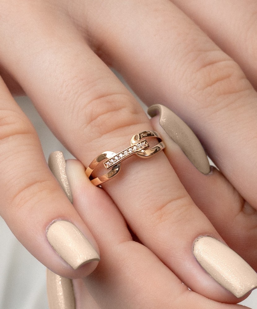 Gold ring with zircons