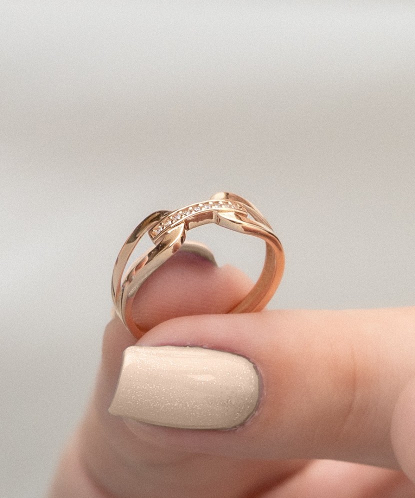 Gold ring with zircons