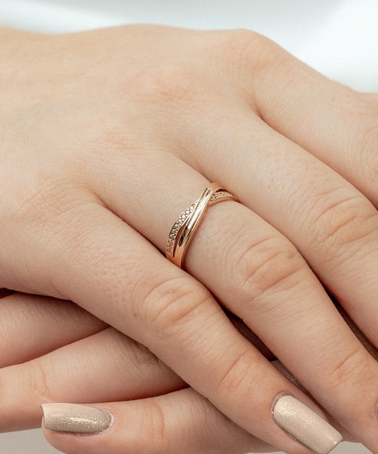 Gold ring with zircons