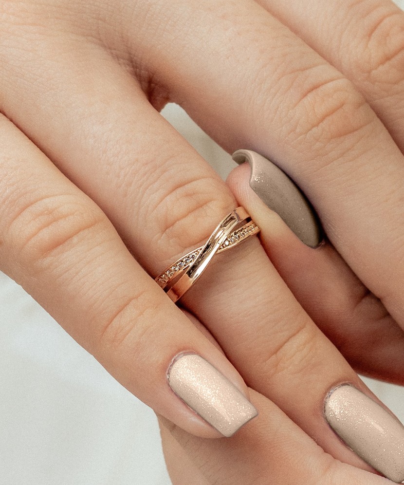 Gold ring with zircons