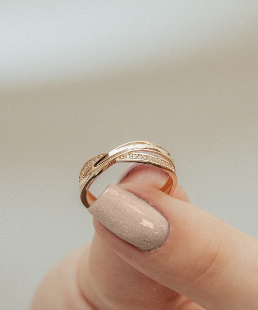 Gold ring with zircons