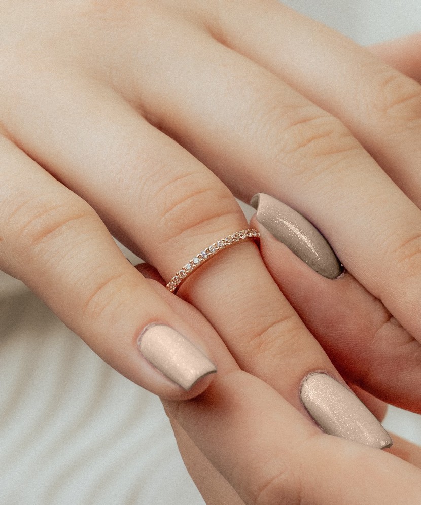 Gold ring with zircons