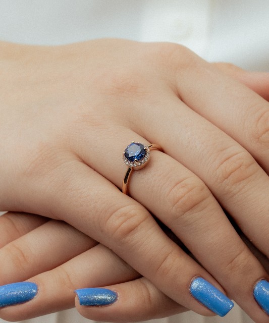 Gold ring with zircons