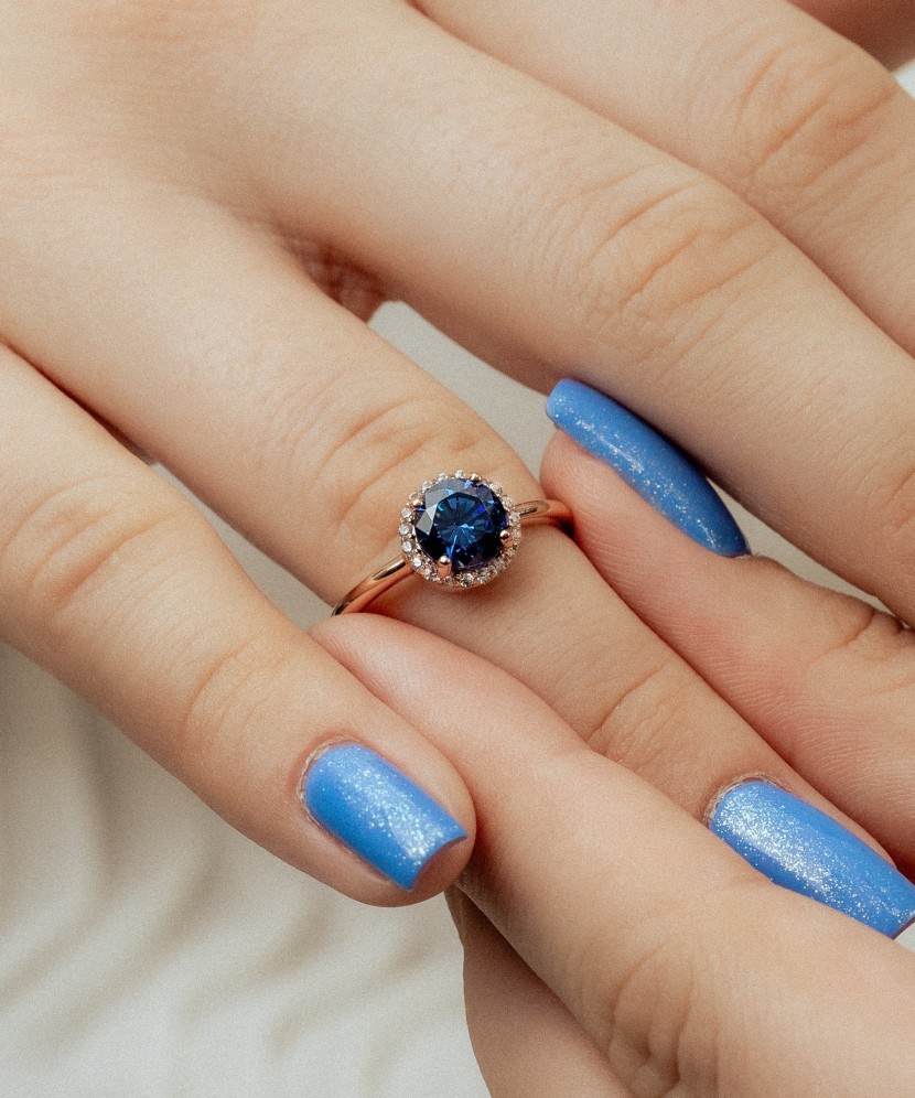 Gold ring with zircons