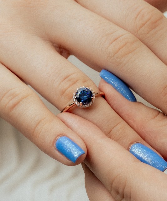 Gold ring with zircons