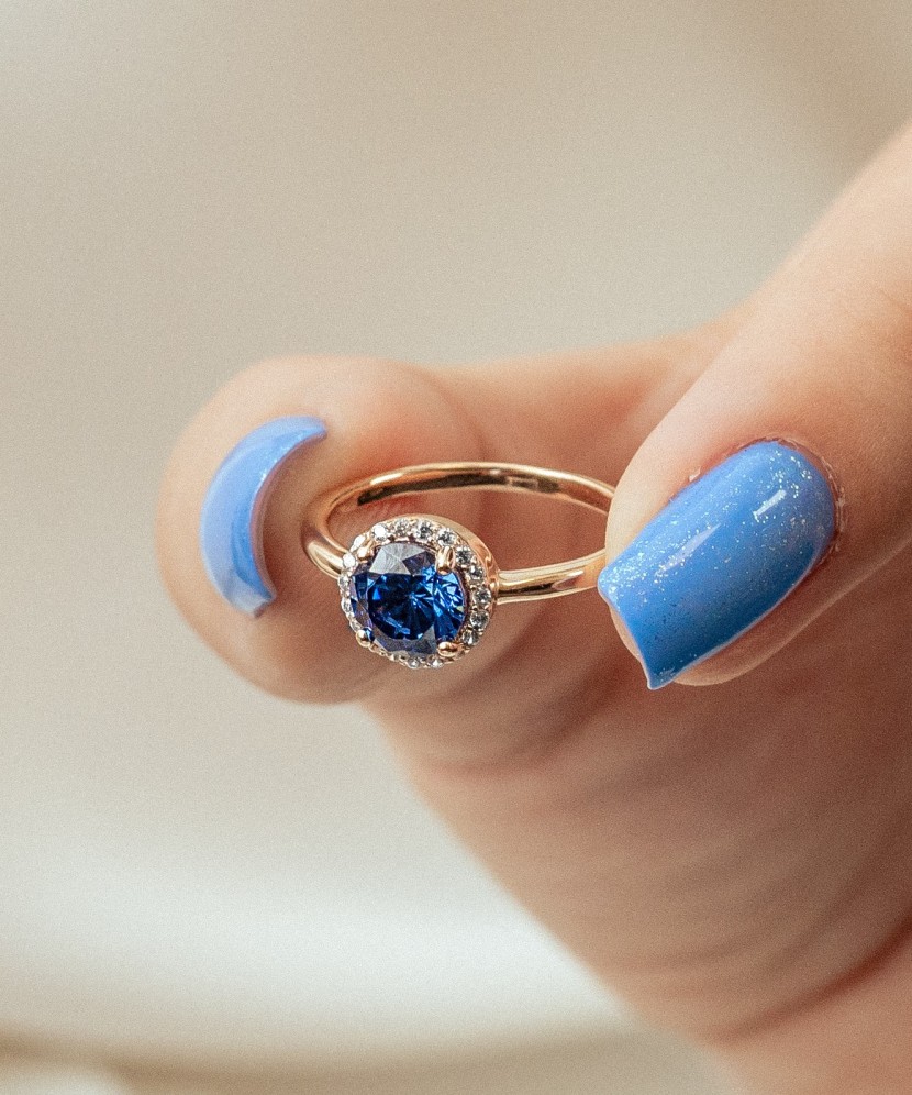 Gold ring with zircons