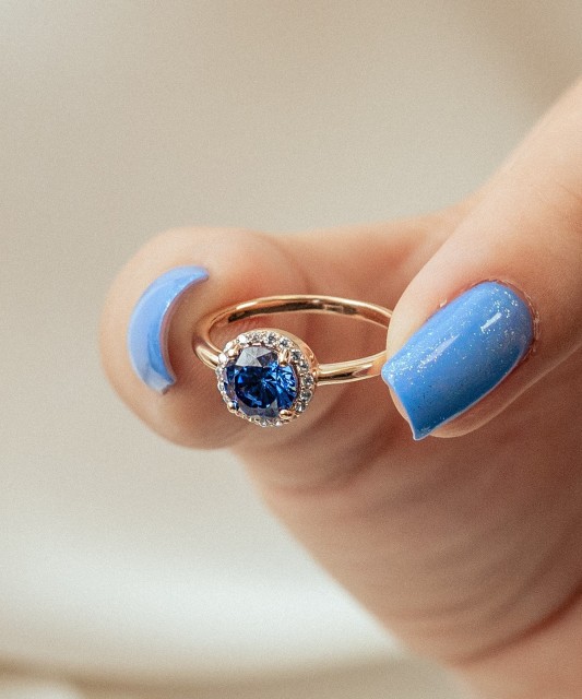 Gold ring with zircons