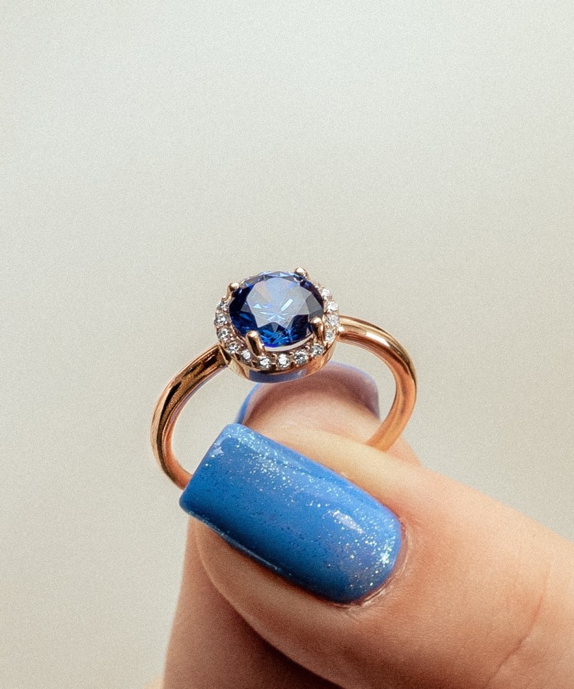 Gold ring with zircons