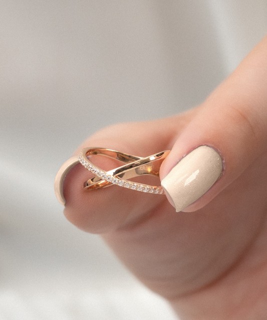 Gold ring with zircons