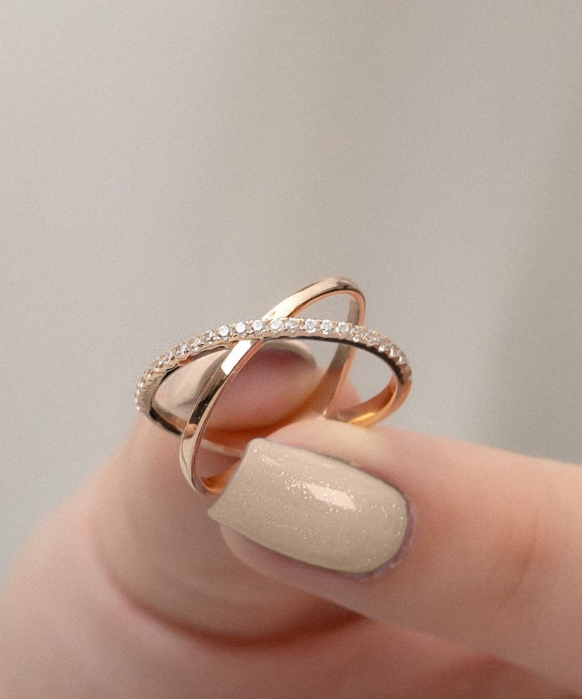 Gold ring with zircons