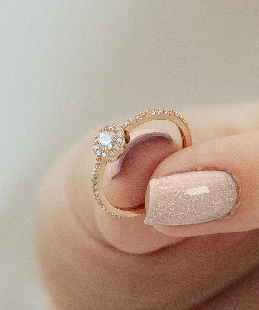 Gold ring with zircons