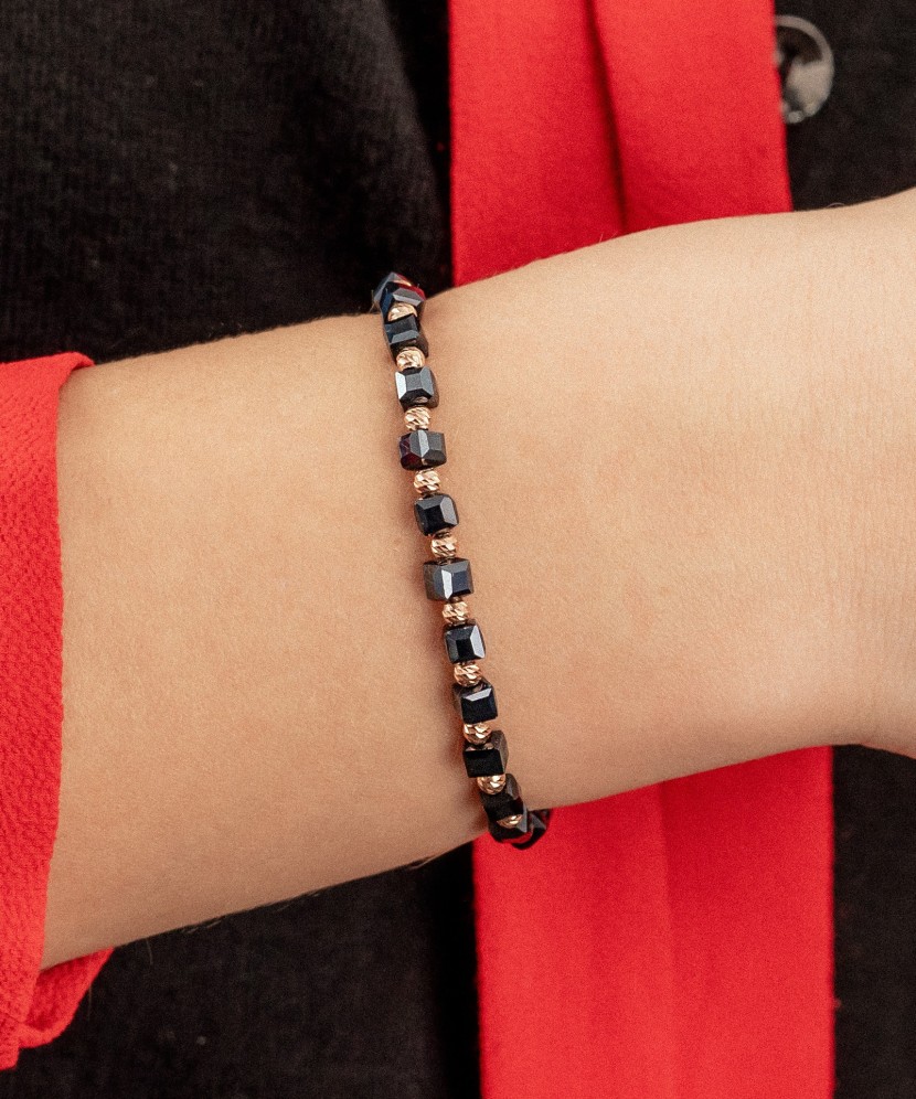 Браслет из черной нити с серебром и гематитами