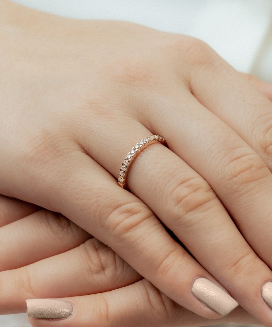 Gold ring with zircons