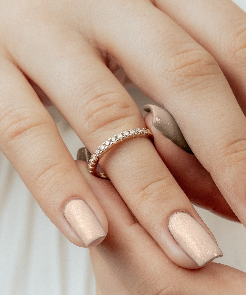 Gold ring with zircons