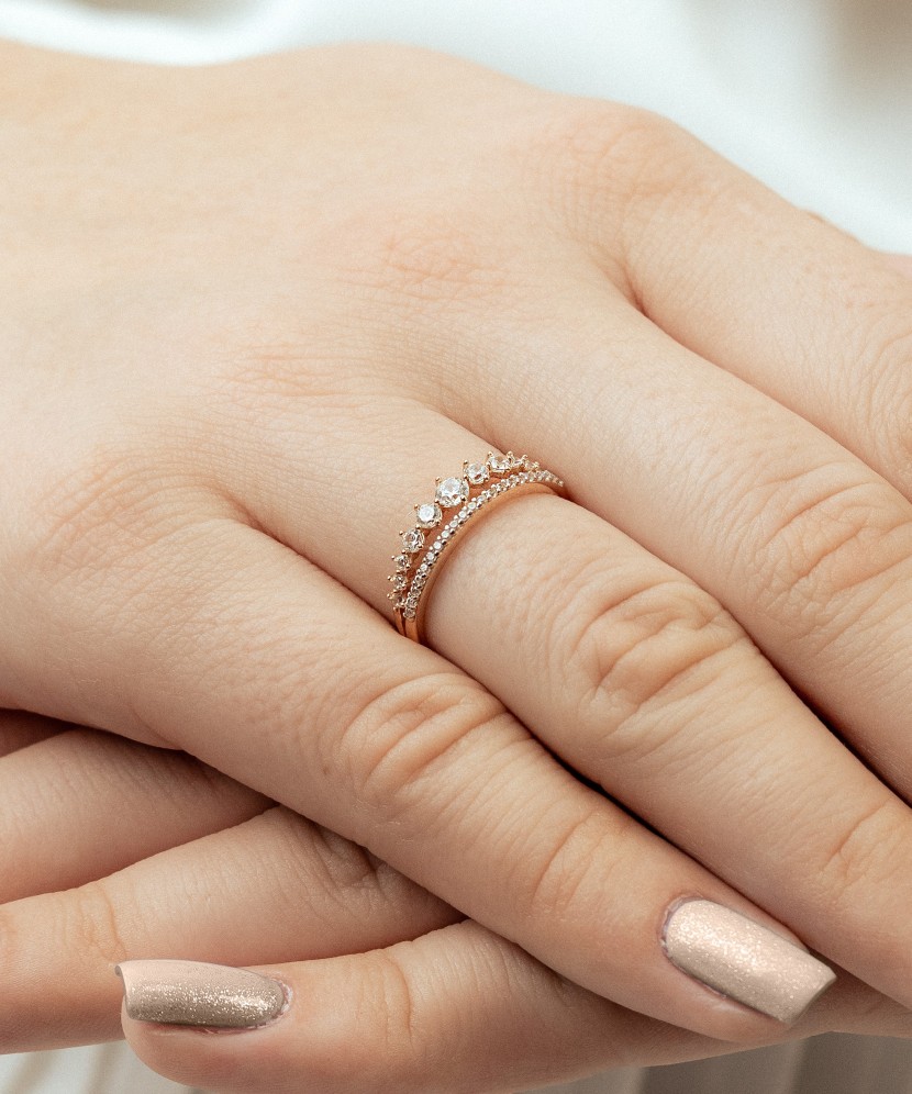 Gold ring with zircons