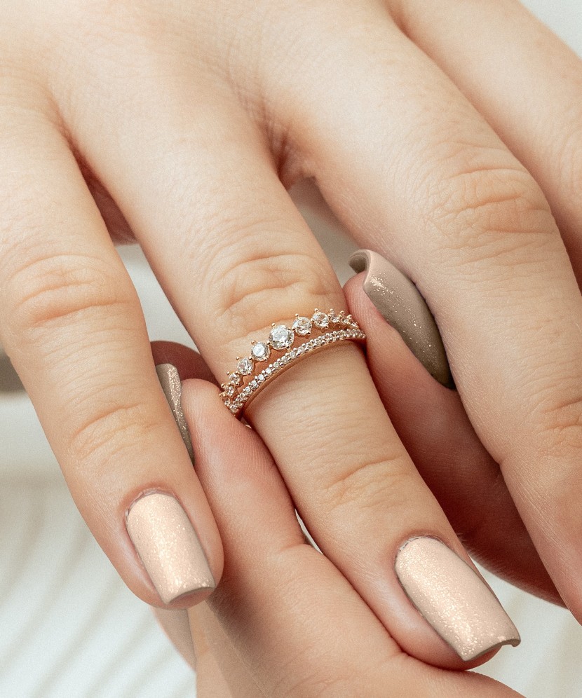 Золотое кольцо с цирконами Золотое кольцо с цирконами