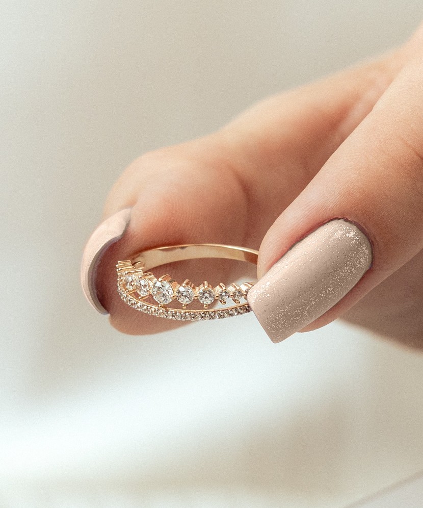 Золотое кольцо с цирконами Золотое кольцо с цирконами