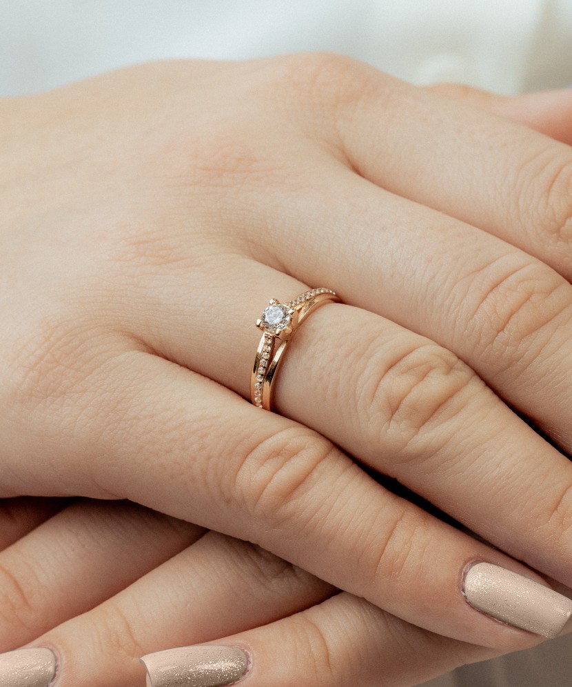 Золотое кольцо с цирконами