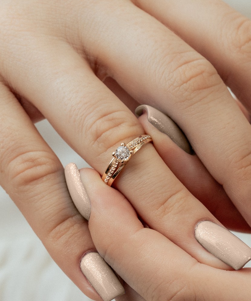 Gold ring with zircons