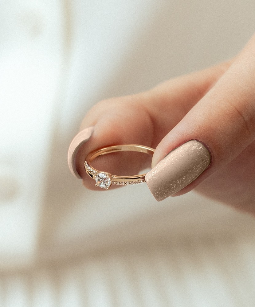 Gold ring with zircons