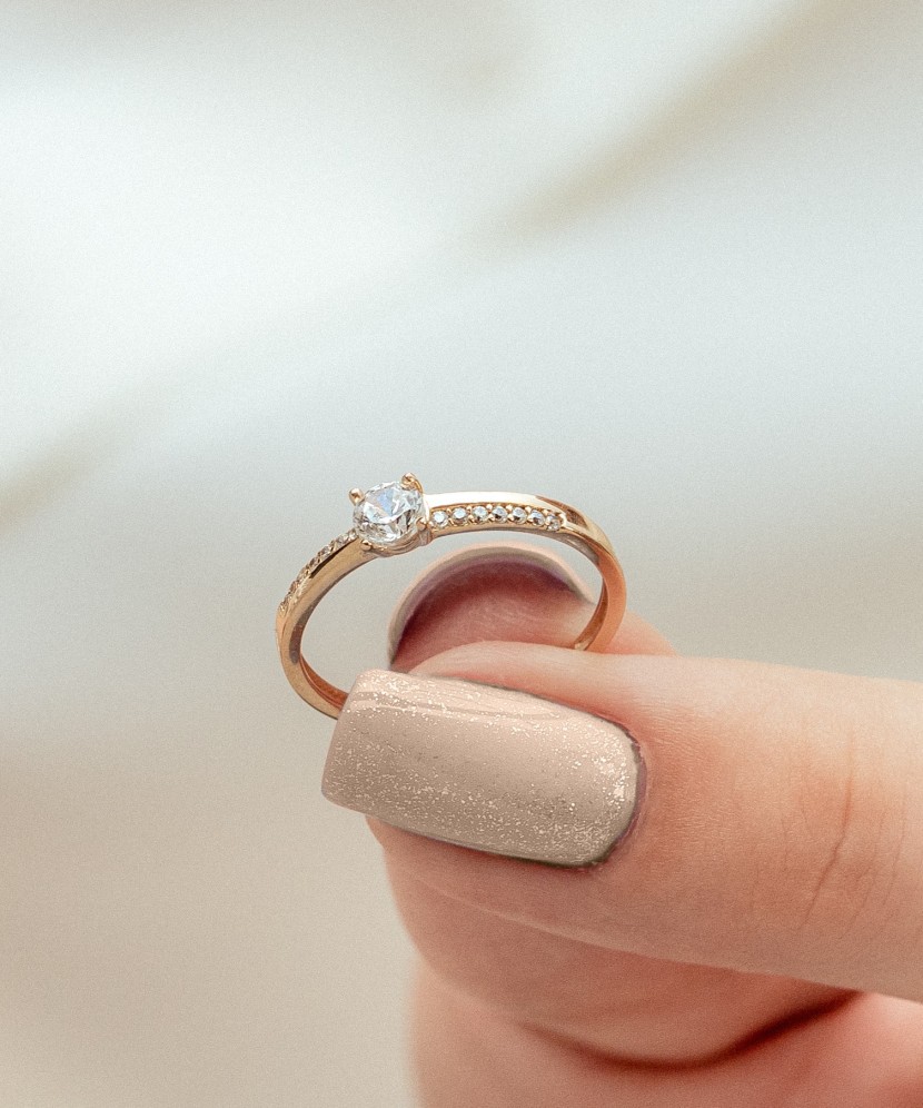 Золотое кольцо с цирконами