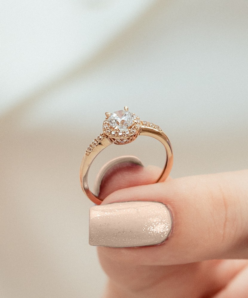 Gold ring with zircons