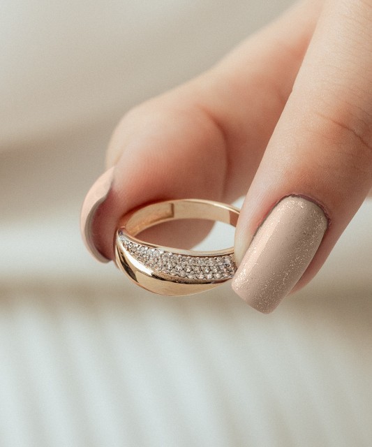 Gold ring with zircons