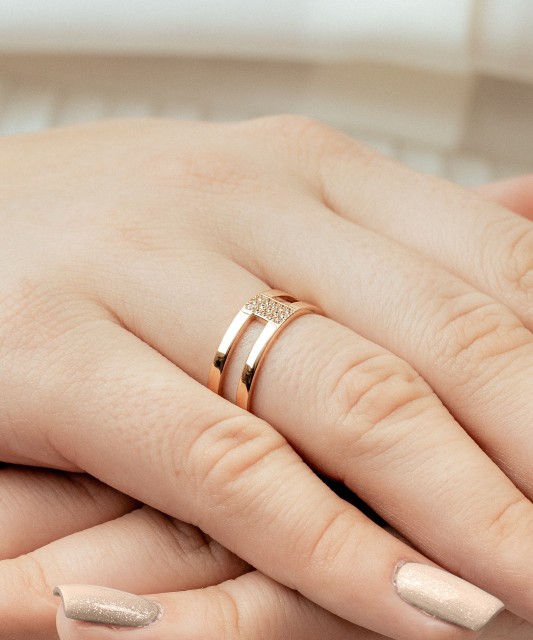 Gold ring with zircons