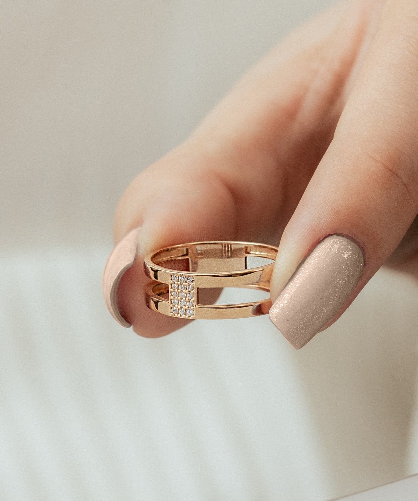 Gold ring with zircons