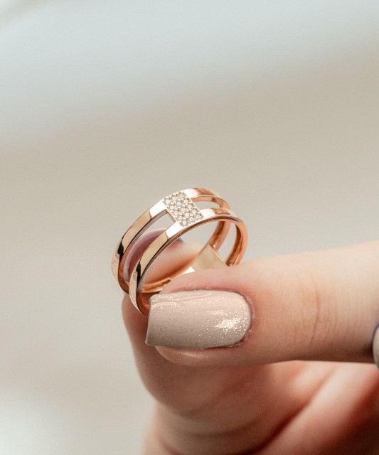 Gold ring with zircons