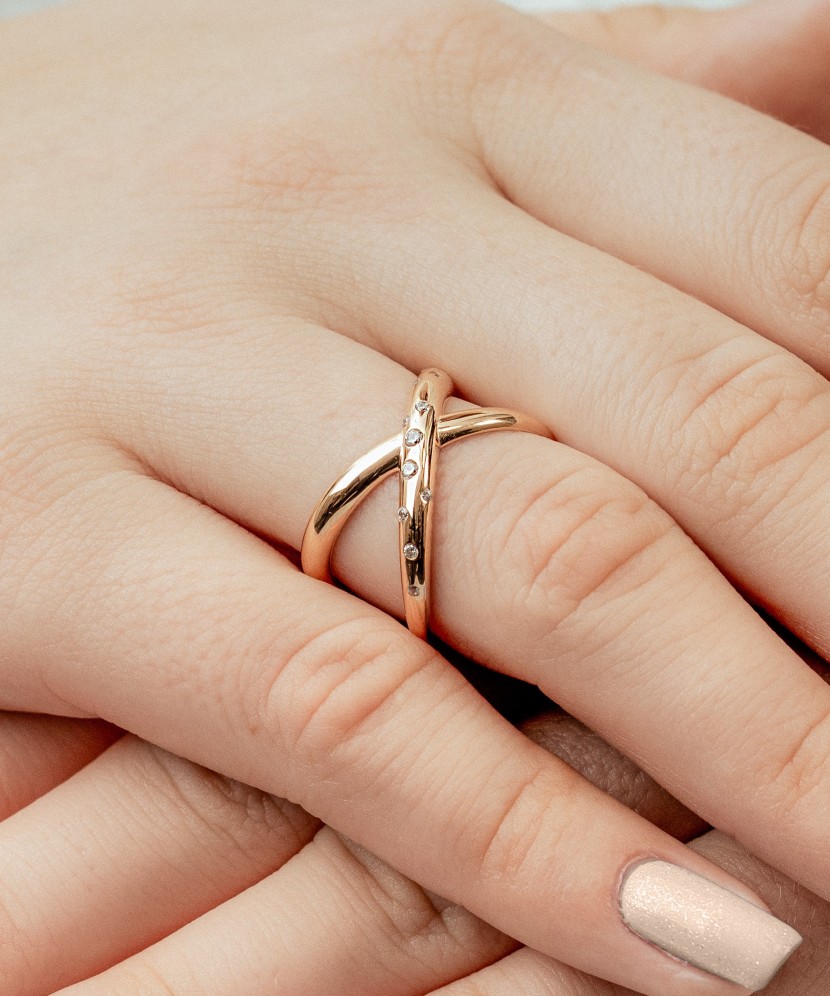 Gold ring with zircons