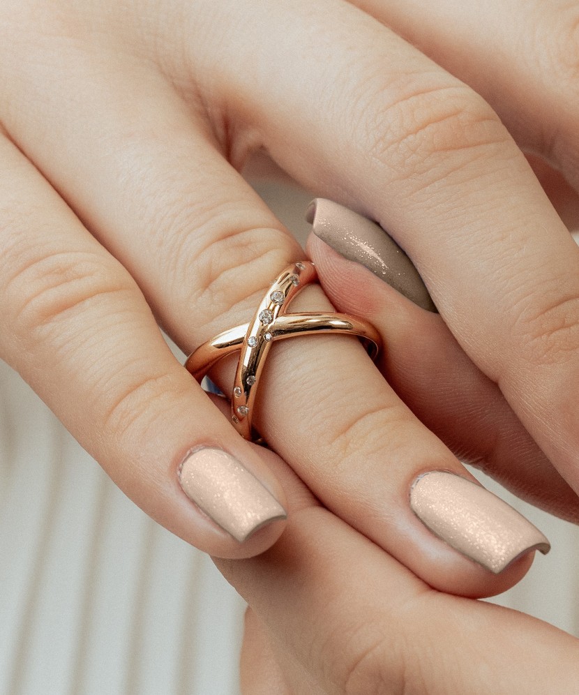 Gold ring with zircons