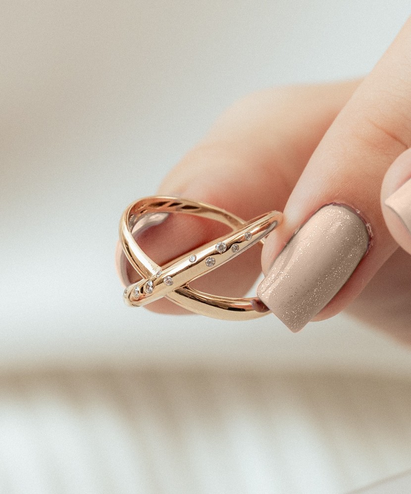 Gold ring with zircons