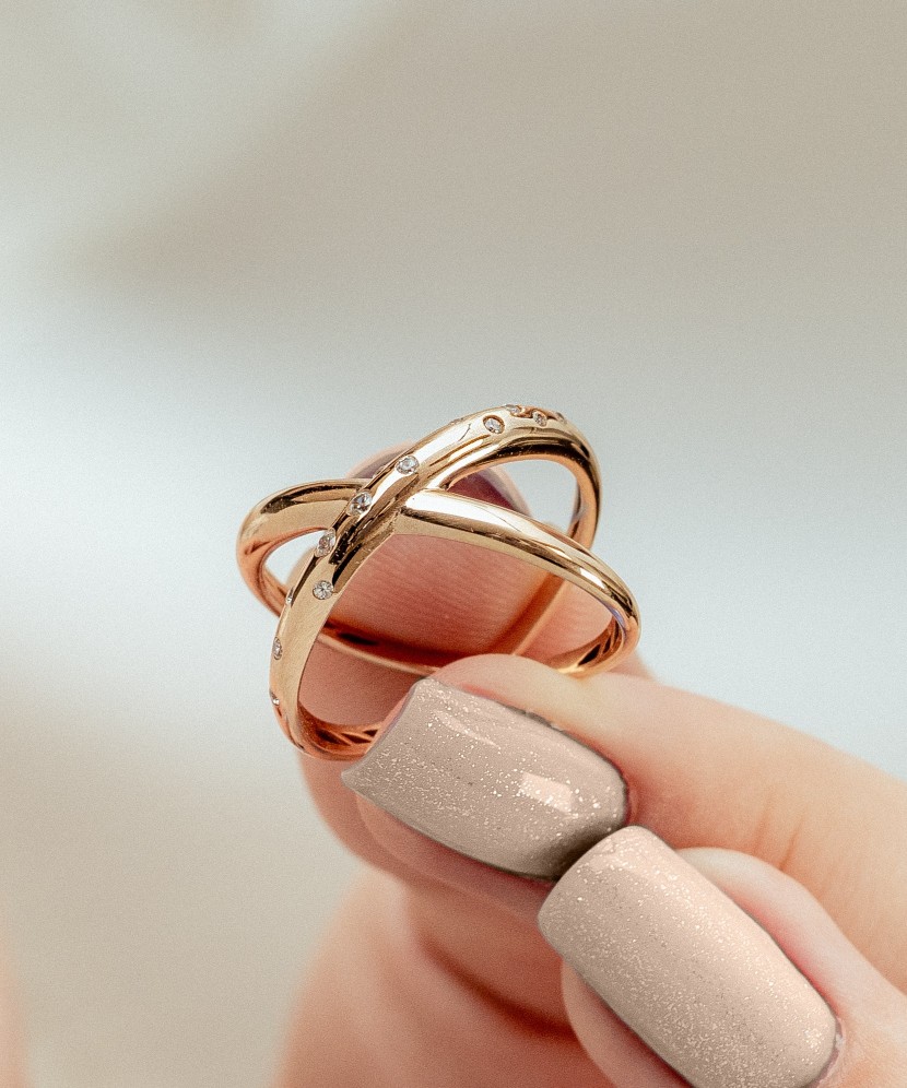 Gold ring with zircons