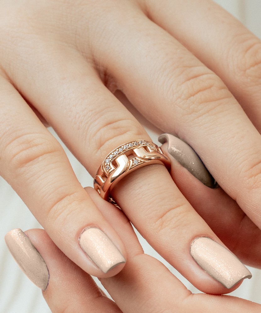 Gold ring with zircons