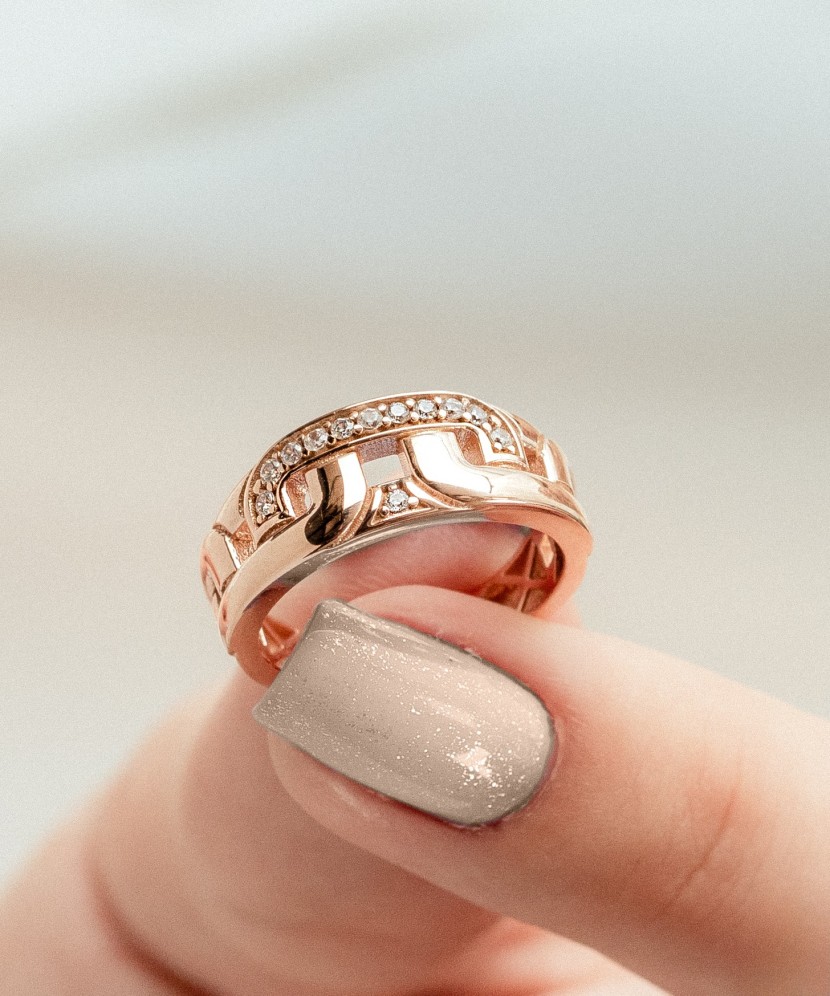 Gold ring with zircons