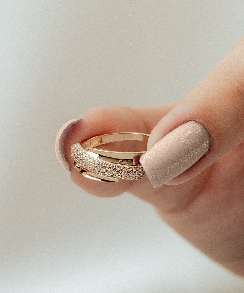 Gold ring with zircons