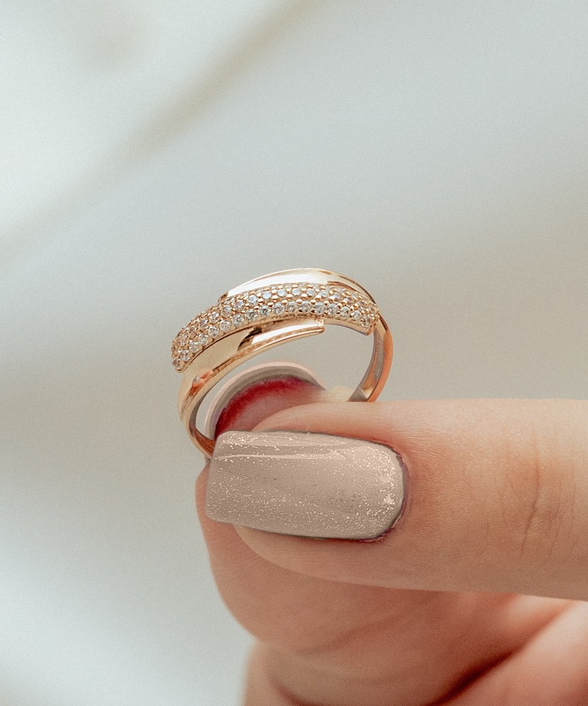 Gold ring with zircons