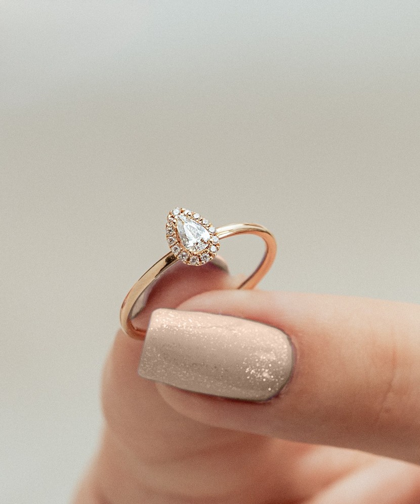 Gold ring with zircons