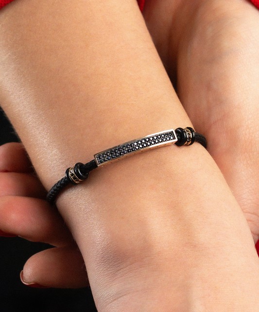 Gold bracelet with zircons