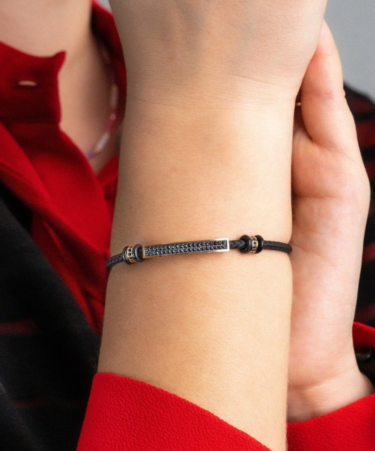 Gold bracelet with zircons