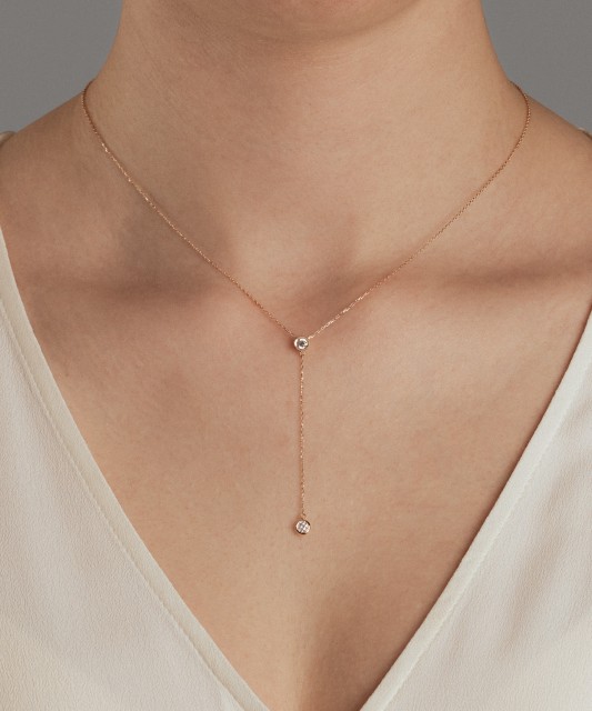 Gold chain with zirconium pendant