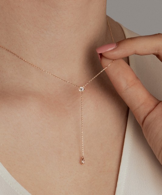 Gold chain with zirconium pendant