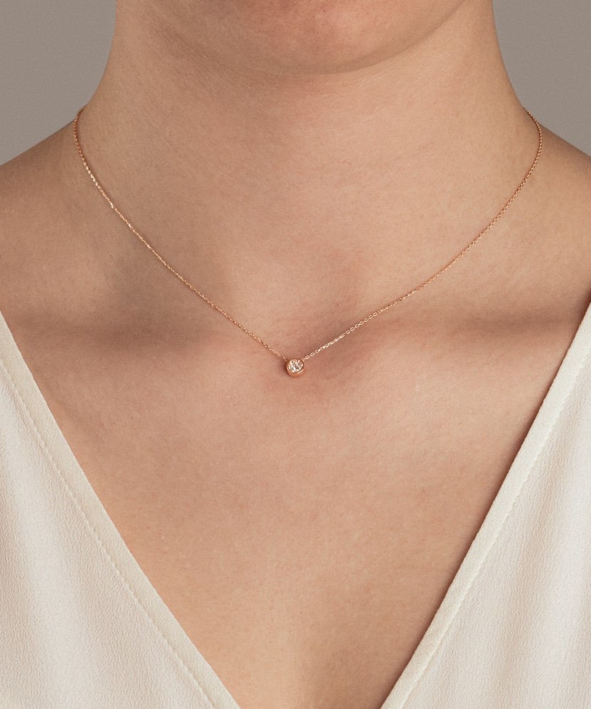 Gold chain with zirconium pendant