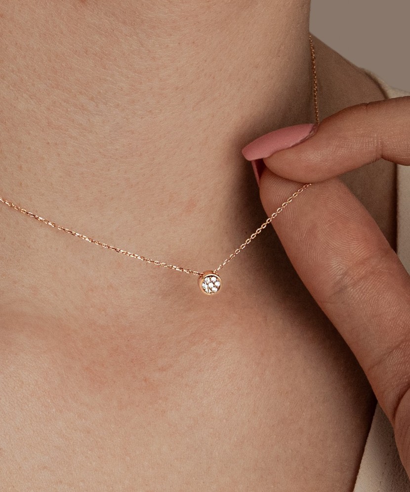 Gold chain with zirconium pendant