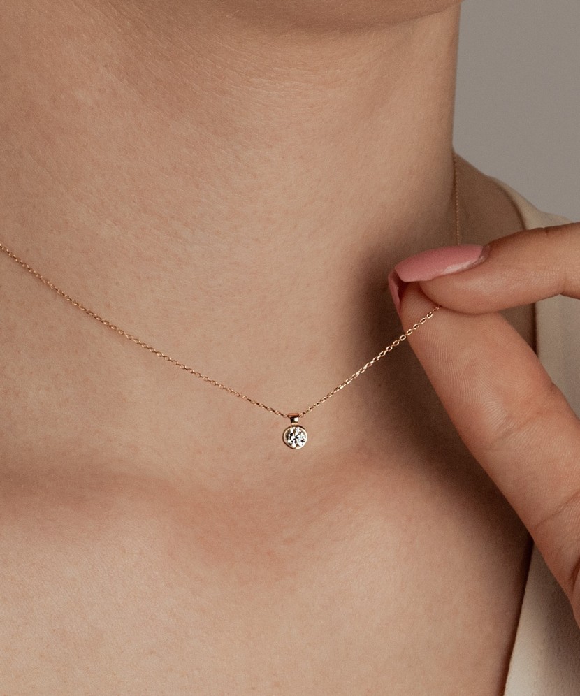 Gold chain with zirconium pendant